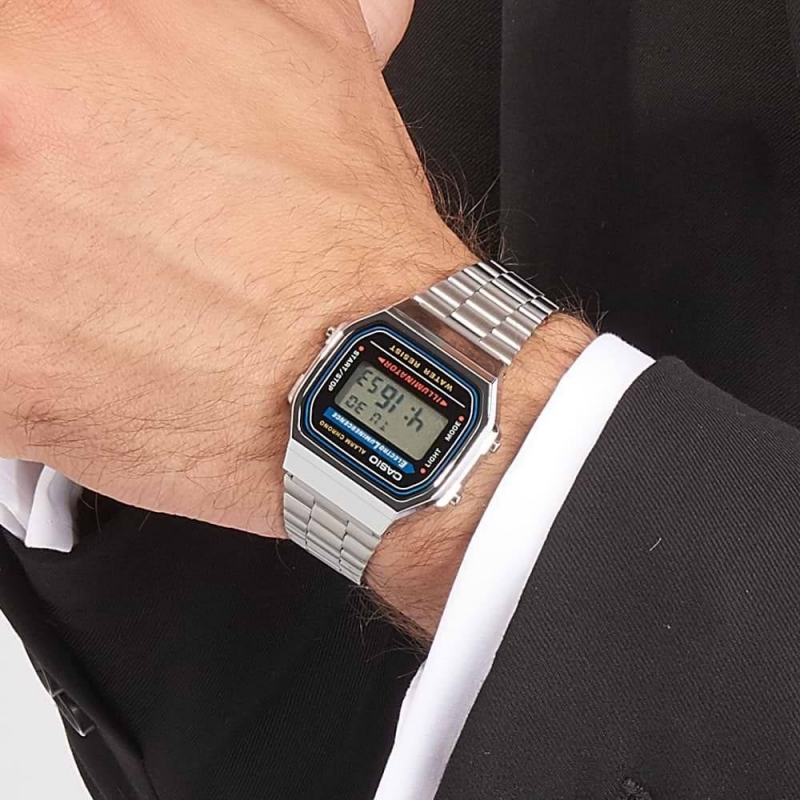 Casio Retro Vintage A168WA-5A – Orologio Unisex Al Quarzo, Cinturino Acciaio Grigio, Quadrante Rosso, Resistente All'Acqua