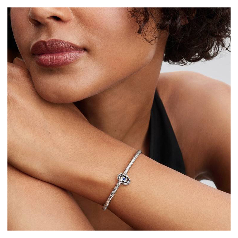 Pandora Durchbrochener Hand-von-Fatima-Charm aus blauem Stein 794062C01 Pandora Durchbrochener Hand-von-Fatima-Charm aus blauem Stein 794062C01